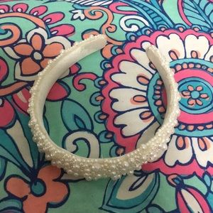A pearly headband that is in great condition
